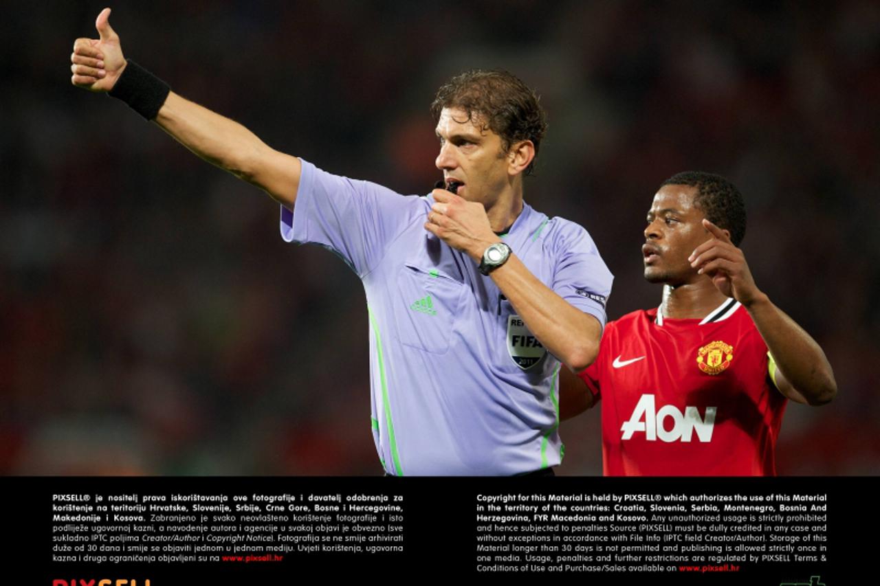 '27.09.2011, Old Trafford, London, ENG, UEFA CL, Gruppe C, Manchester United (ENG) vs FC Basel (SUI), im Bild Manchester United\'s captain Patrice Evra and Paolo Tagliavento in action against FC Basel