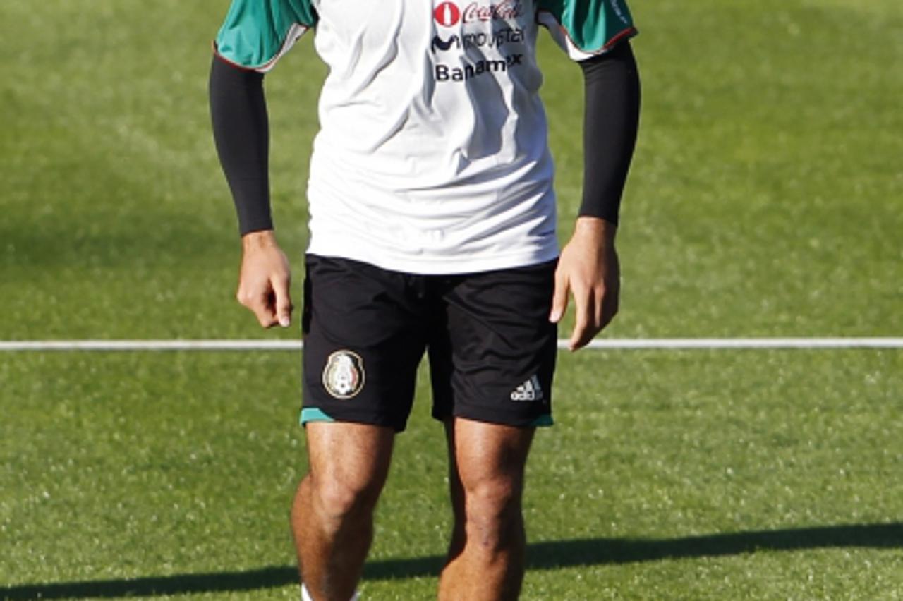 'Mexico\'s soccer player Javier Hernandez controls the ball during a training session at the King Baudouin stadium in Brussels June 2, 2010. Mexico will play an international friendly soccer match aga