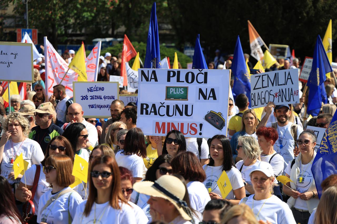 Zagreb: Okupljanje prosvjednika na prosvjedu "Hrvatska zajedno za veće plaće i mirovine"