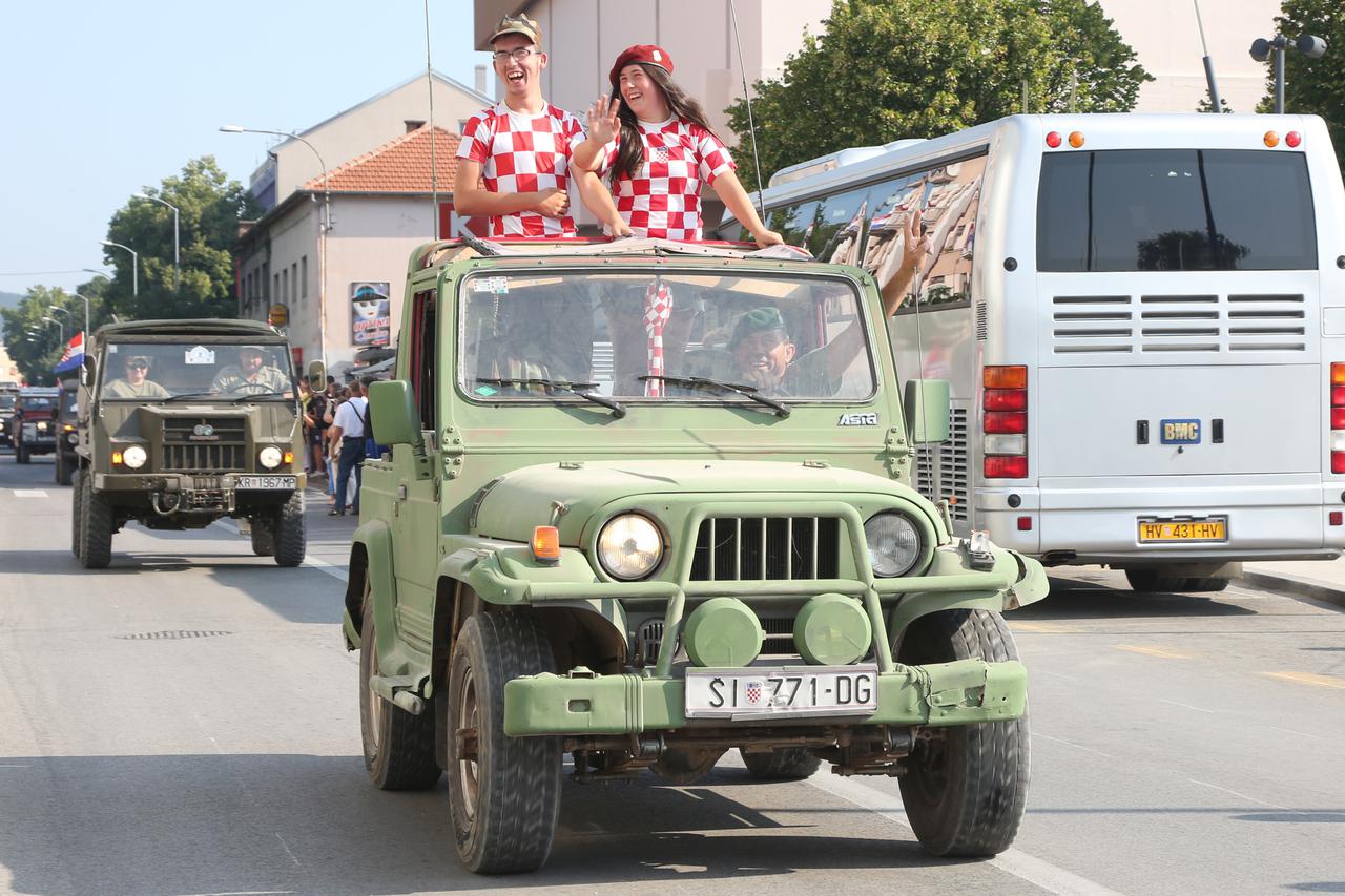 defile starih automobila 