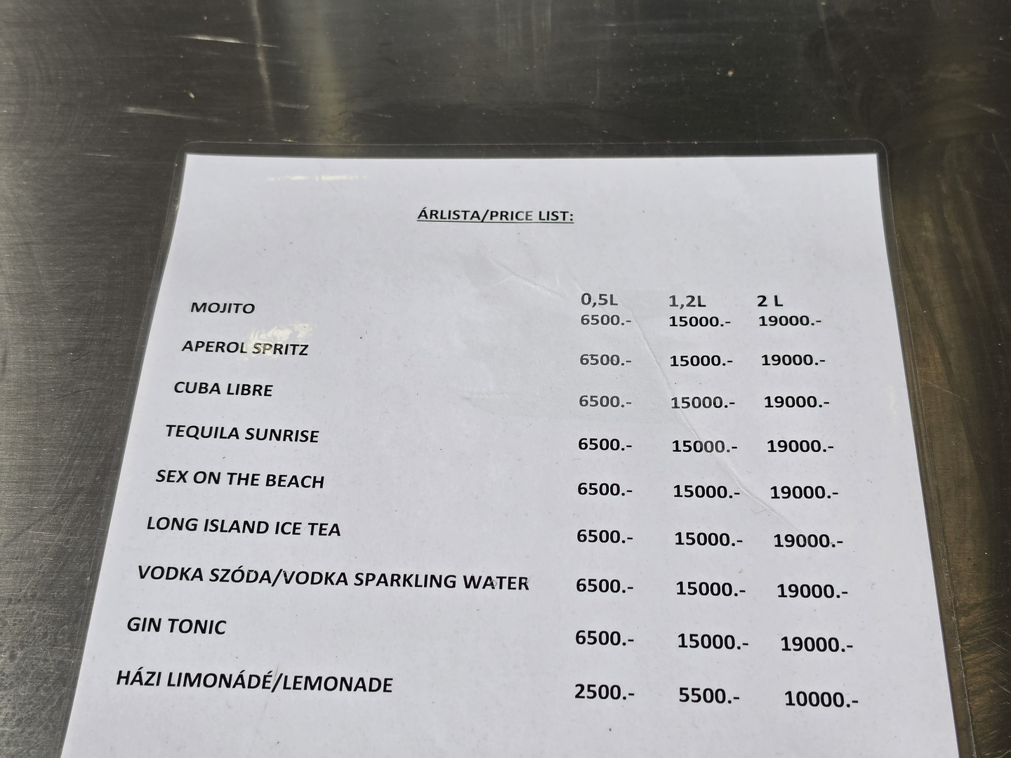 Pripremite se i na visoke cijene koktela. Pola litre mojita stoji 18 eura (2 litre čak 52 eura), aperol spritz također stoji 18 eura (0,5l), kao i ostali kokteli. Za pola litre da treba platiti gotovo 7 eura je stvarno previše...