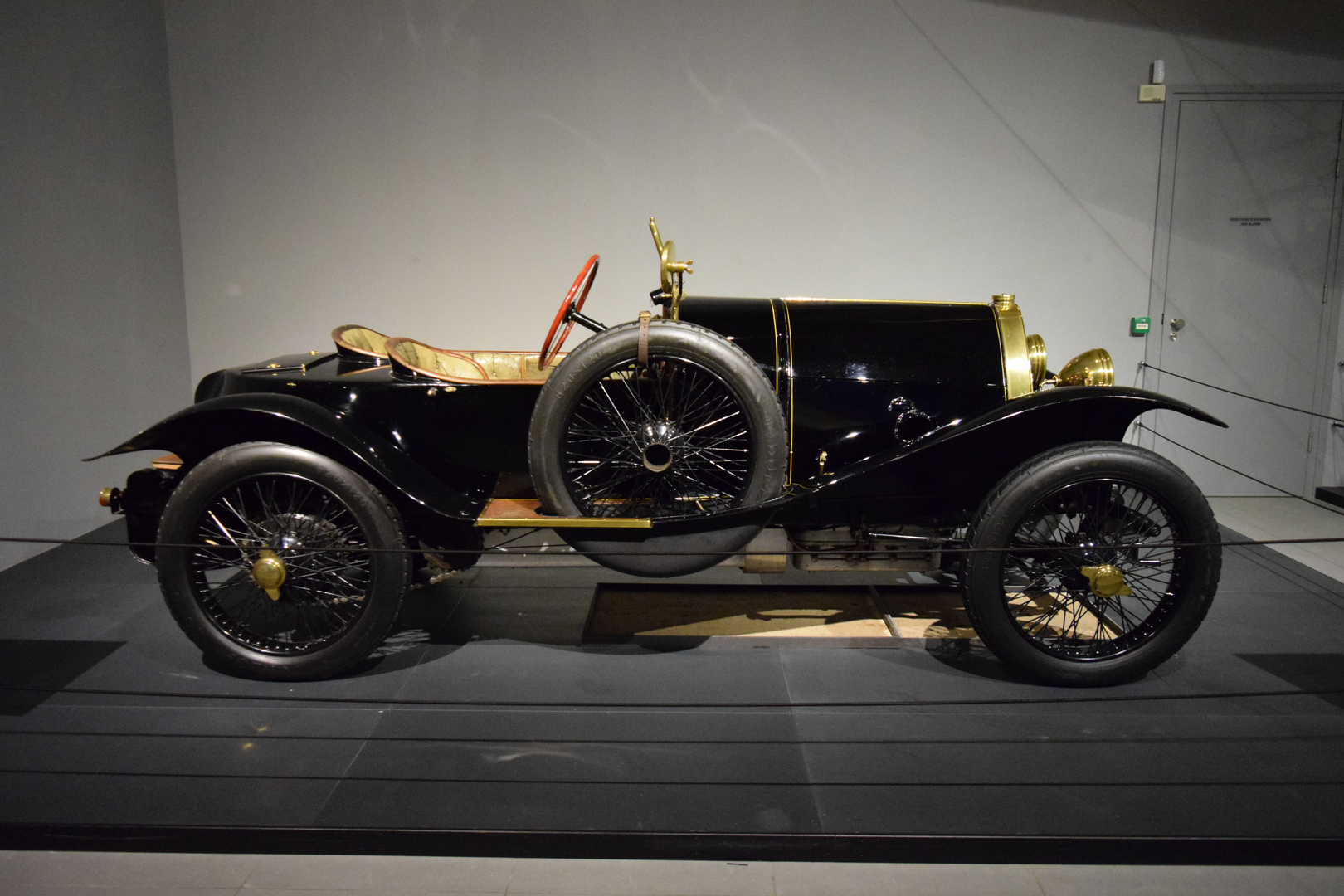 U muzeju je izloženo i šest Bugattija – uključujući “Black Bess”, slavni dvosjed čiji je vlasnik bio pilot Roland Garros