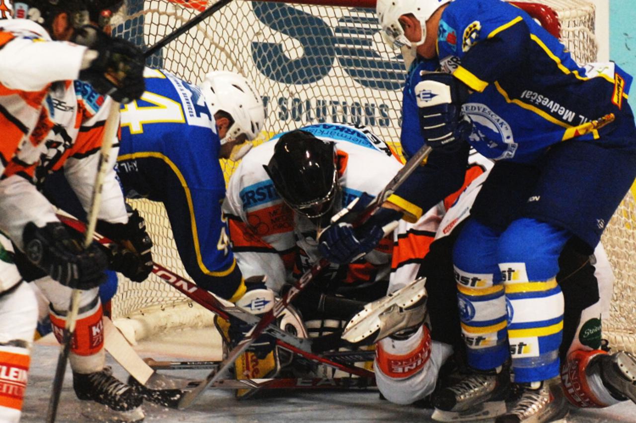 'sport.......zagreb.......22.09.2009. hokej na ledu - medvescak - moser medical graz  napad medvescakovaca na gol gostiju mike ouellette (44) i andy sertich (15)  Photo: Renato Brandjolica/vecernji li