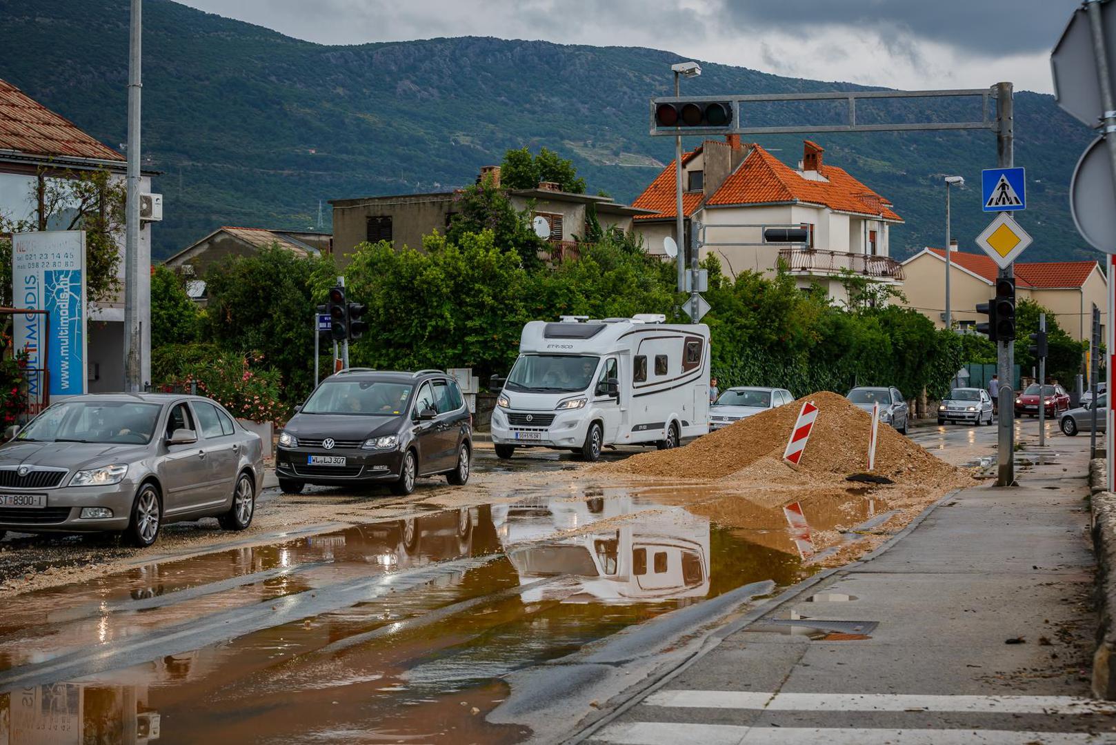 30.05.2022., Kastela - Tijekom jutra sire trogirsko i kastelansko podrucje zahvatilo je olujno nevrijeme s obilnom kisom, te su mnoge kuce i poslovni prostori poplavljeni. Photo: Zvonimir Barisin/PIXSELL