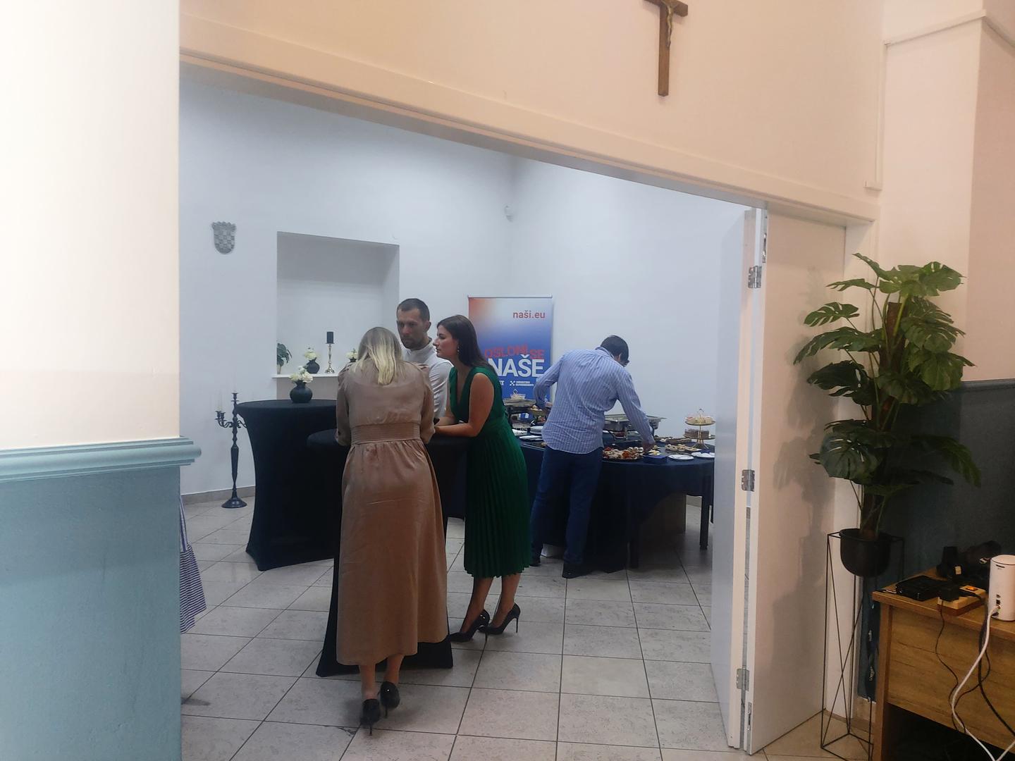 Prema izlaznim anketama Nove TV, HDZ osvaja šest mandata, SDP četiri, a Domovinski pokret i Možemo po jedan. Most je, prema izlaznim anketama, ispod praga. 

