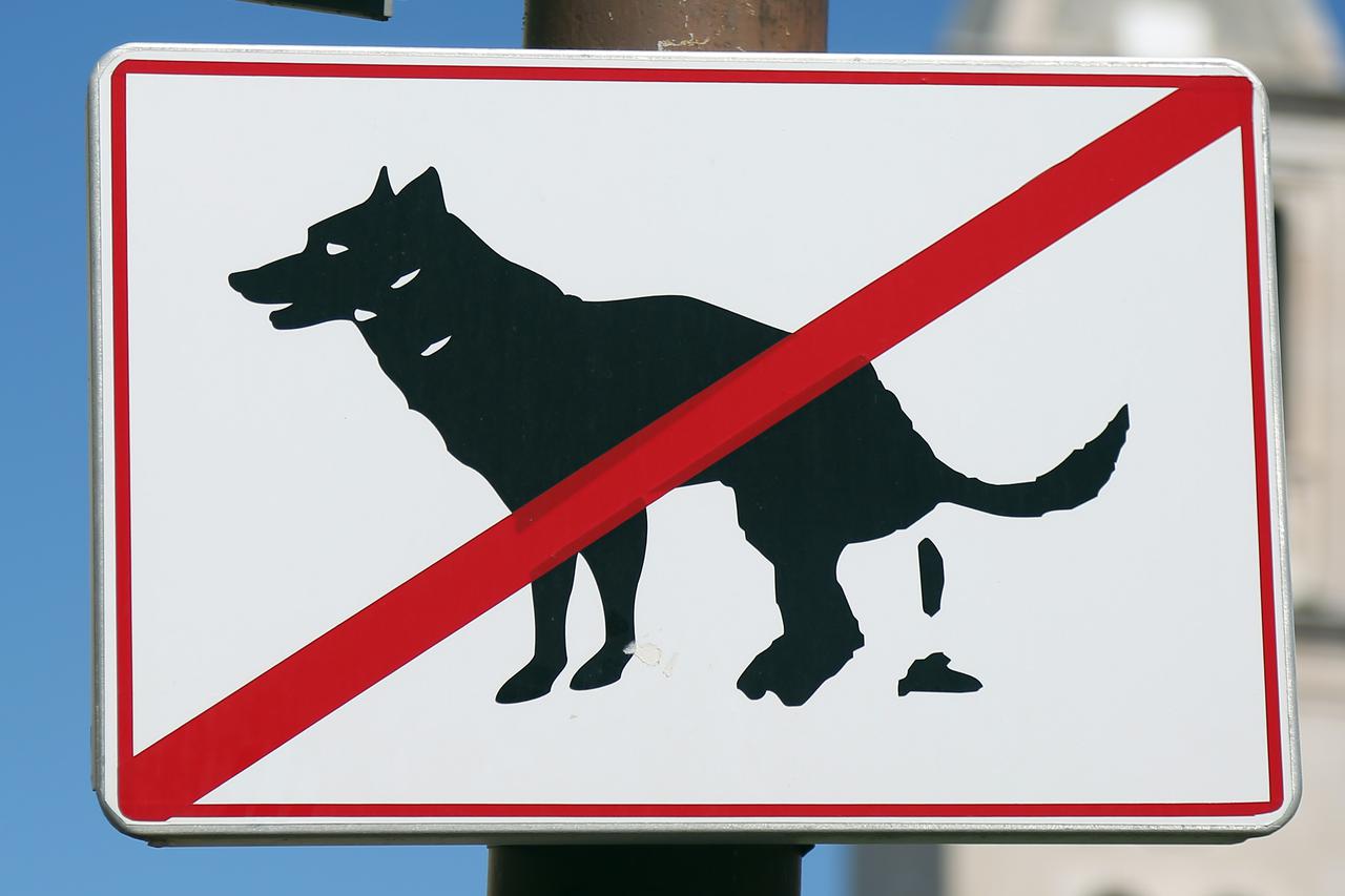 Šibenik: Na travnatoj površini postavljen znak zabrane velike nužde za pse