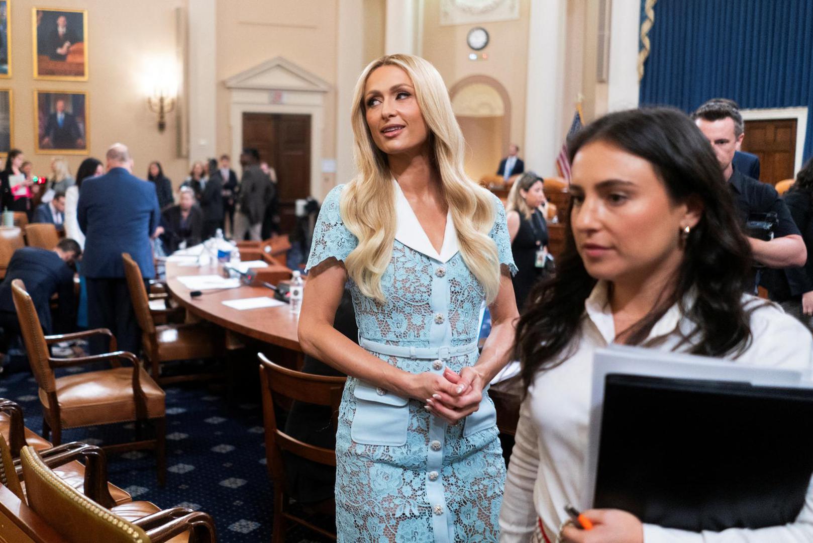 Tijekom svjedočenja prišli su joj i mnogi s kojima se pozdravila, a za ovaj događaj odlučila se za plavu haljinu. 