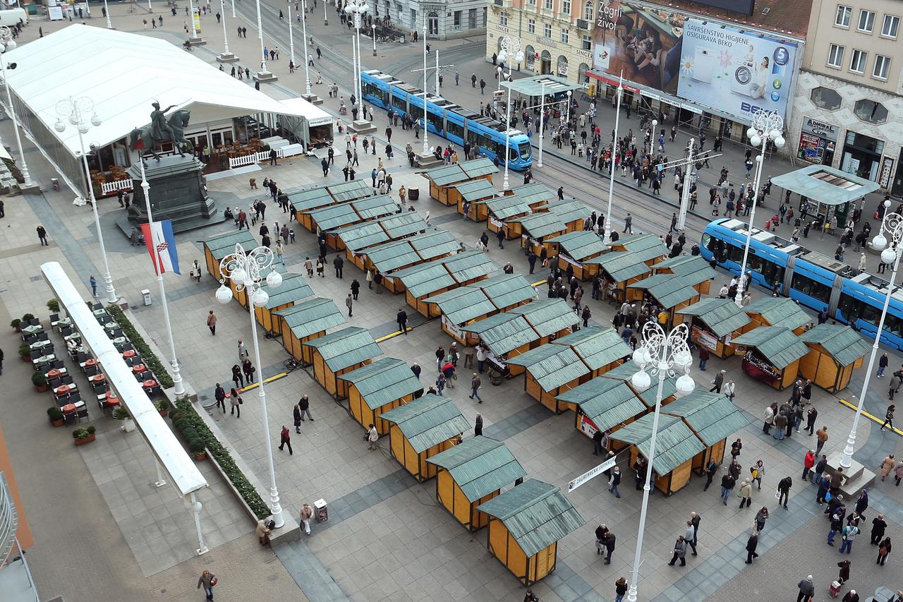 06.11.2013., Zagreb - Pogled na trg bana Josipa Jelacica koji je ispunjen drvenim standovima i velikim satorom. Photo: Sanjin Strukic/PIXSELL