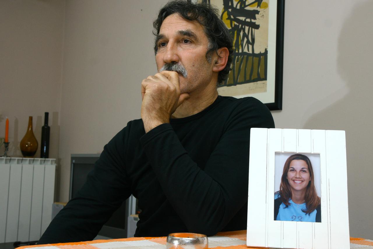 22.01.2010., Zagreb - Damir Skender, otac stradale padobranke Deane. Deana je 2002. na aerodromu u Luckom prvi puta, ali i zadnji, skocila padobranom, naletjela na elisu aviona i preminula. Opcinski sud u Zagrebu je krivce osudio na osam mjeseci. Roditelj