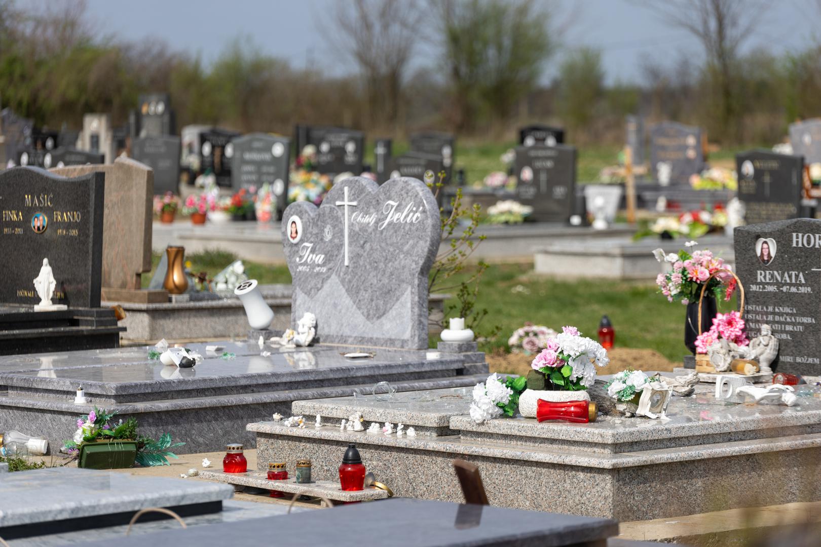 13.03.2024. Erdut - Vandali unistili 30tak grobova na katolickom groblju Photo: Borna jaksic/PIXSELL