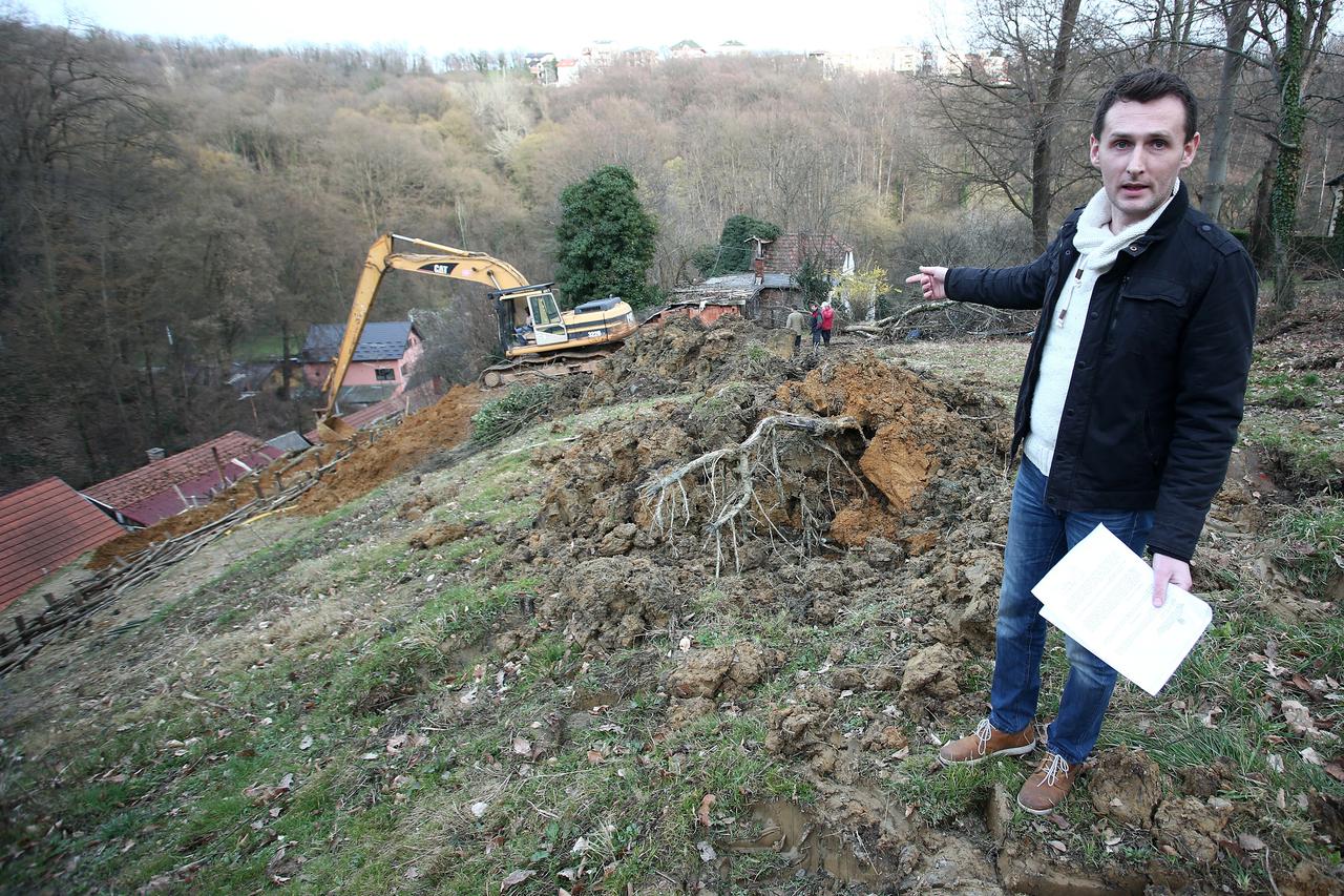 10.03.2016., Zagreb - Darko Pavlekovic pokazuje zemlju i dvoriste koje su bageri razrovali pod izlikom da je zbog sanacije klizista u ulici Kestenovac. Photo: Sanjin Strukic/PIXSELL