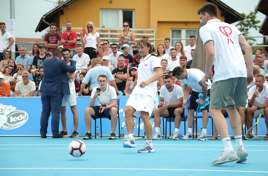 Zvijezde u Petrinji nakon tenisa zaigrale nogomet