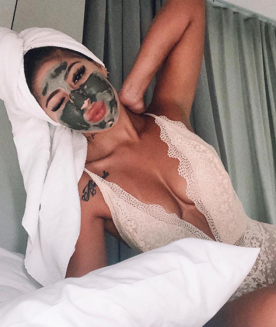 Mnogi će reći da to niti ne čudi jer je jedan pogled na nju dovoljan da privuče pažnju, a njene obline govore same za sebe zašto je toliko popularan model i zašto su je odmah zapazili engleski kolege novinari.