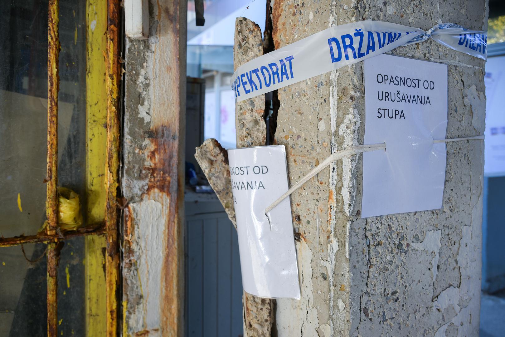 Stup su oblijepili te stavili oznake koje upozoravaju da je riječ o opasnoj građevini te da prijeti urušavanjem. 