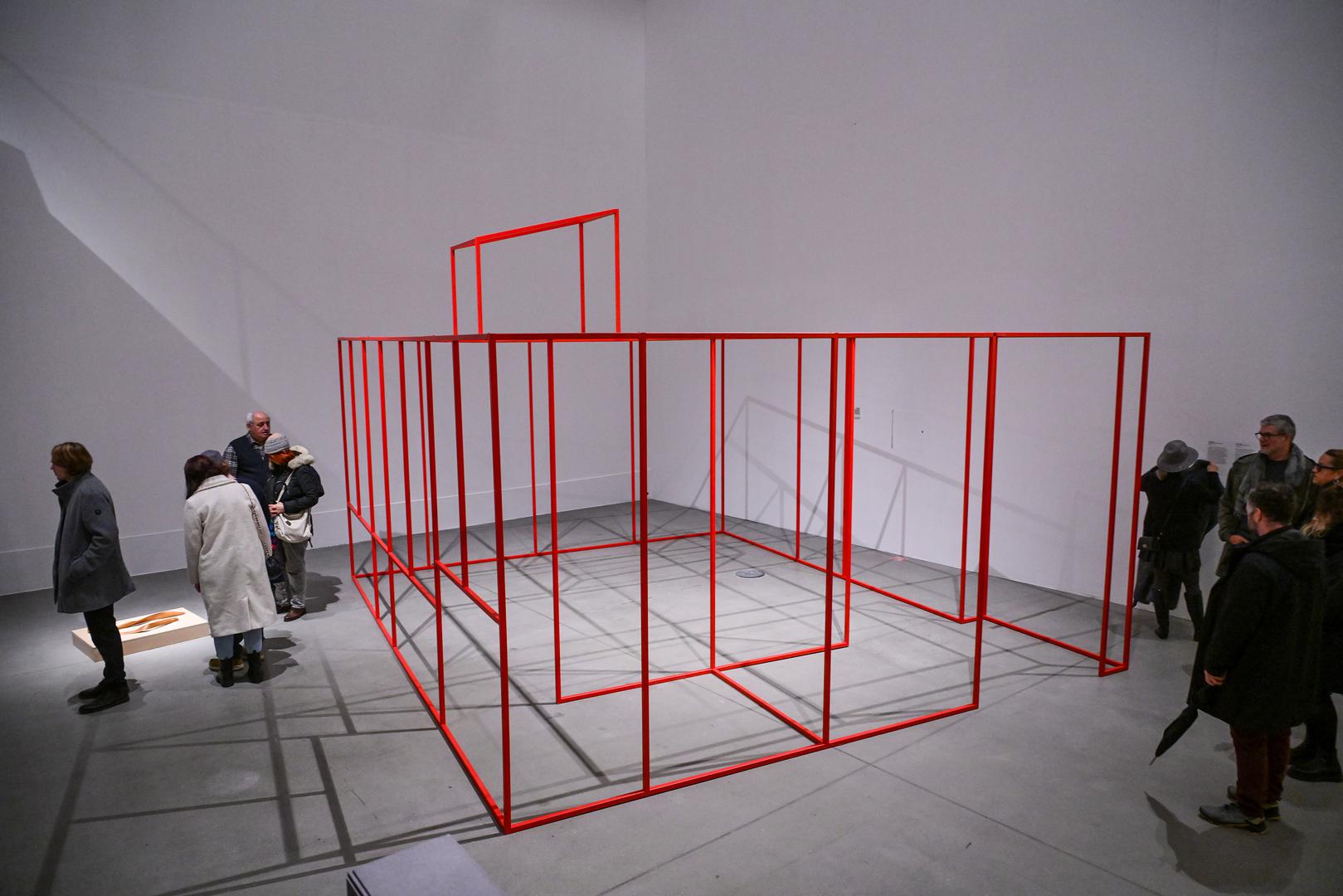 Trijenale hrvatskog kiparstva, znamo, pokrenuto je davne 1982. sa željom prezentacije suvremenih kiparskih ostvarenja umjetnika različitih generacija čime je stvorena platforma koja u kontinuitetu prati razvoj tema, poetika, stilova, materijala i medija u kiparstvu