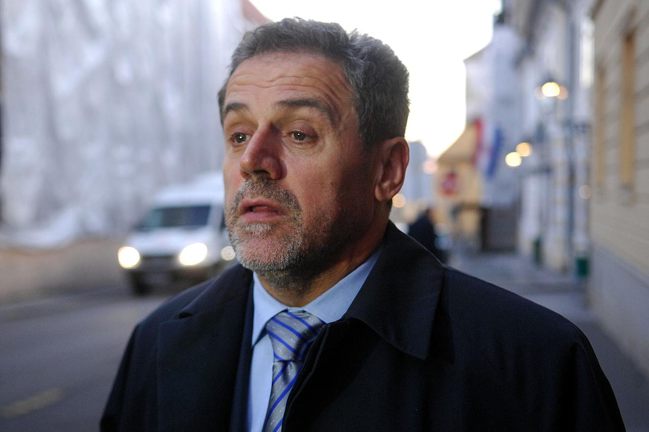 ARHIVA: Zagreb: Muškarac se Yugom zabio u vrata Sabora na Markovom trgu