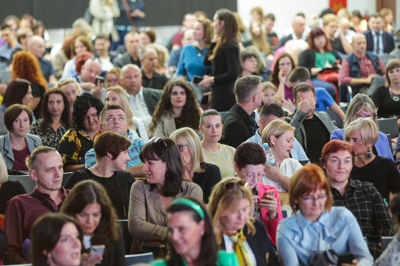 Zagreb: Ministarstvo znanosti i obrazovanja na Svjetski dan u?itelja dodijelilo je nagrade najboljim odgojno-obrazovnim djelatnicima.