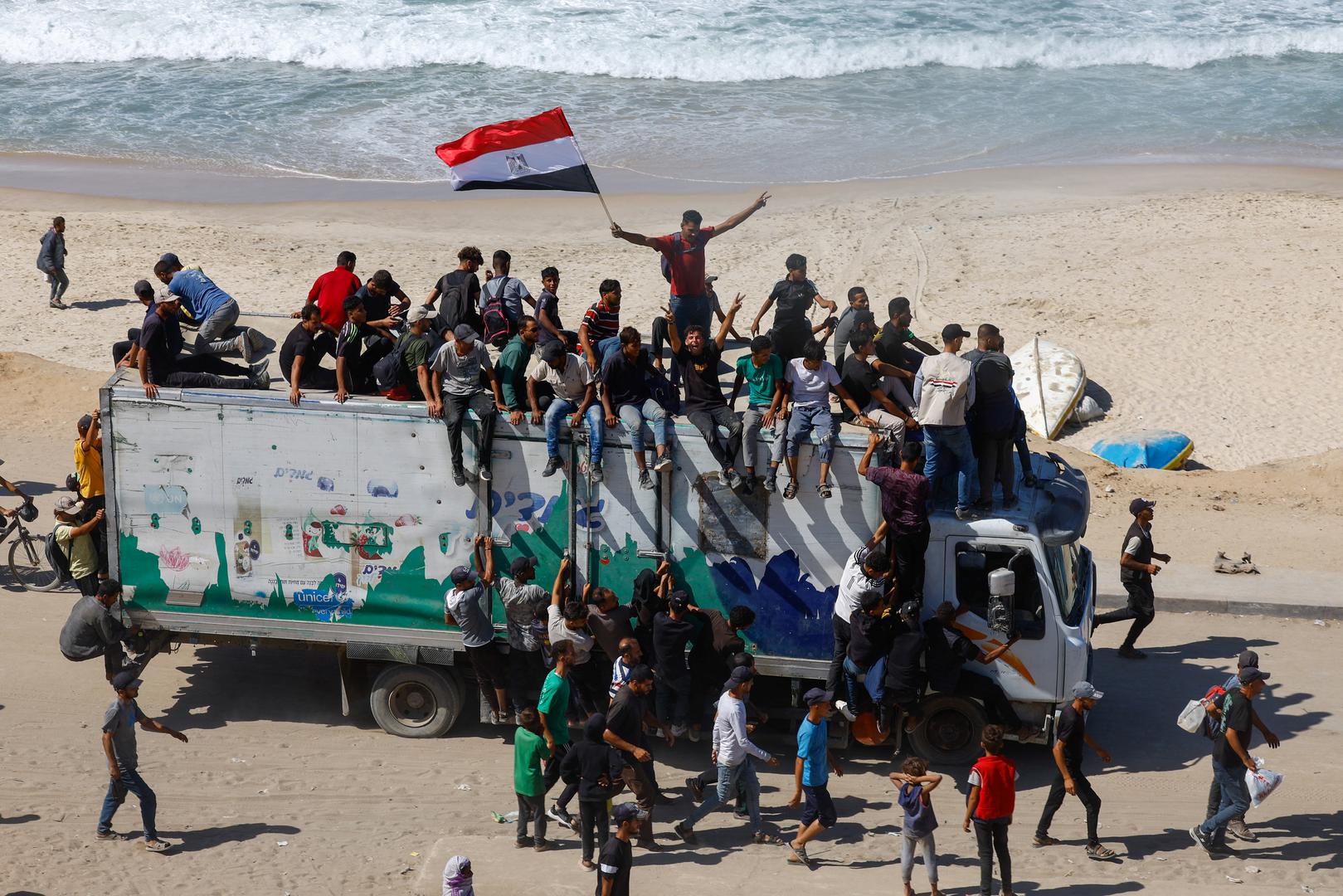 U Kan Junisu, na jugu Pojasa Gaze, neke izraelske snage povukle su se iz istočnog područja blizu granice, ali se čulo granatiranje, prema izjavama stanovnika koji su kontaktirali Reuters.