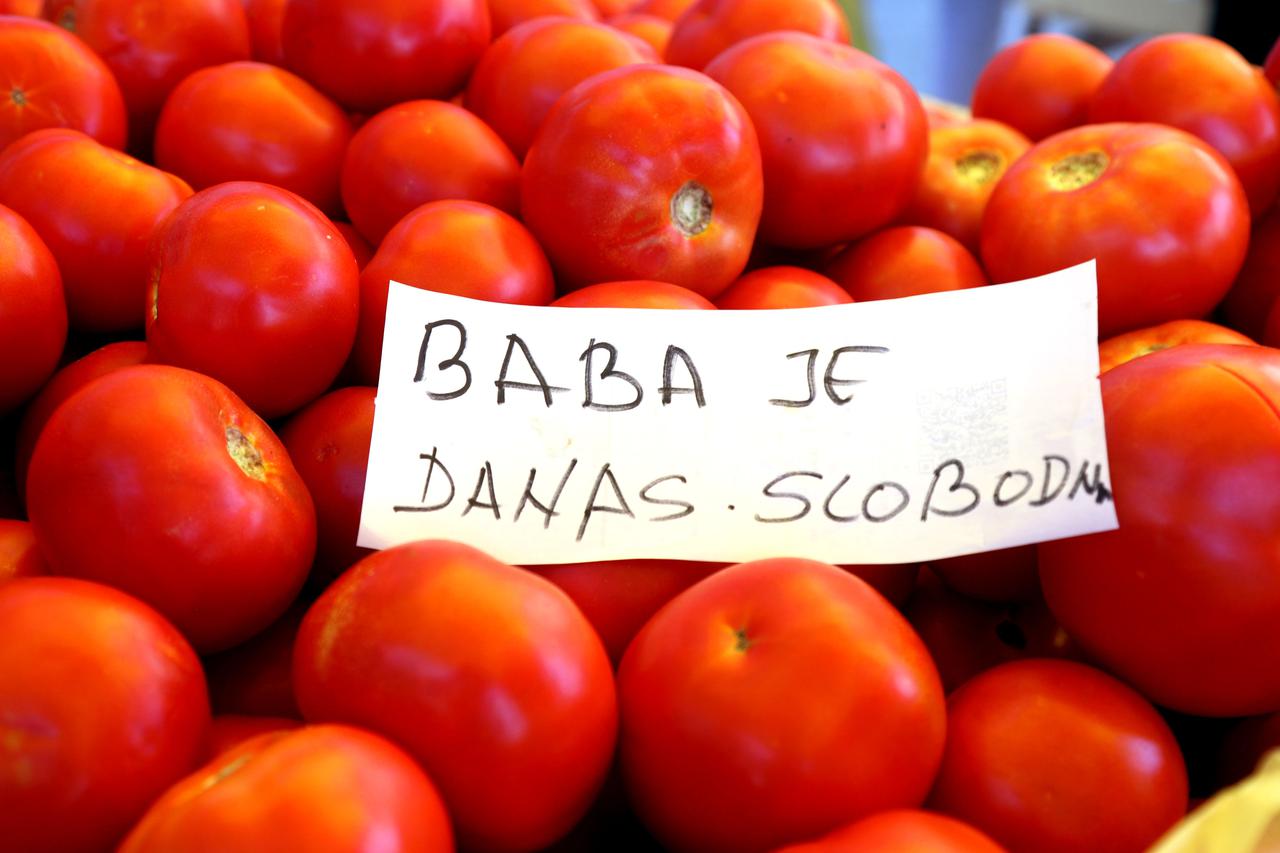 Bogata ponuda raznovrsnog voća i povrća na šibenskoj tržnici