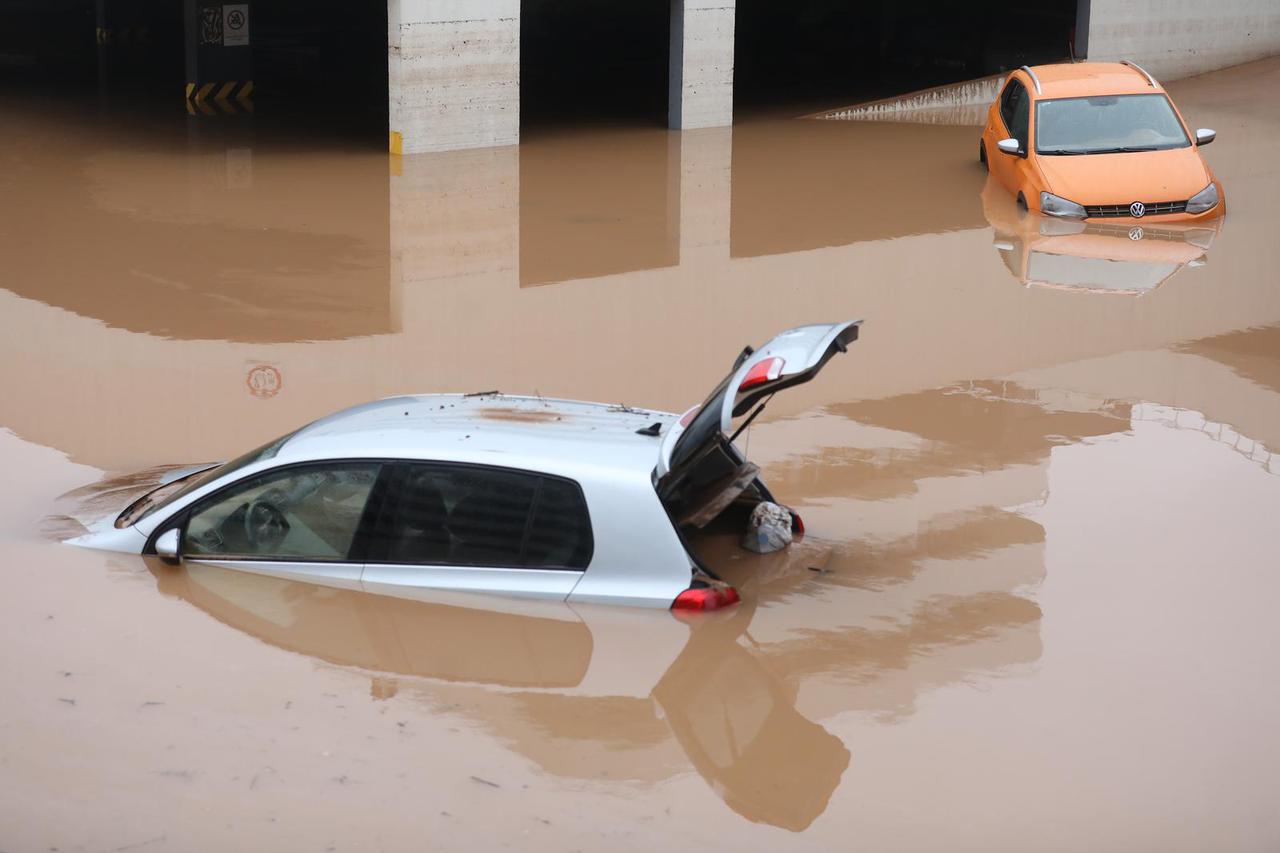 Poplavljeni auti u stambenom naselju Sarajevo Wave na Otešu