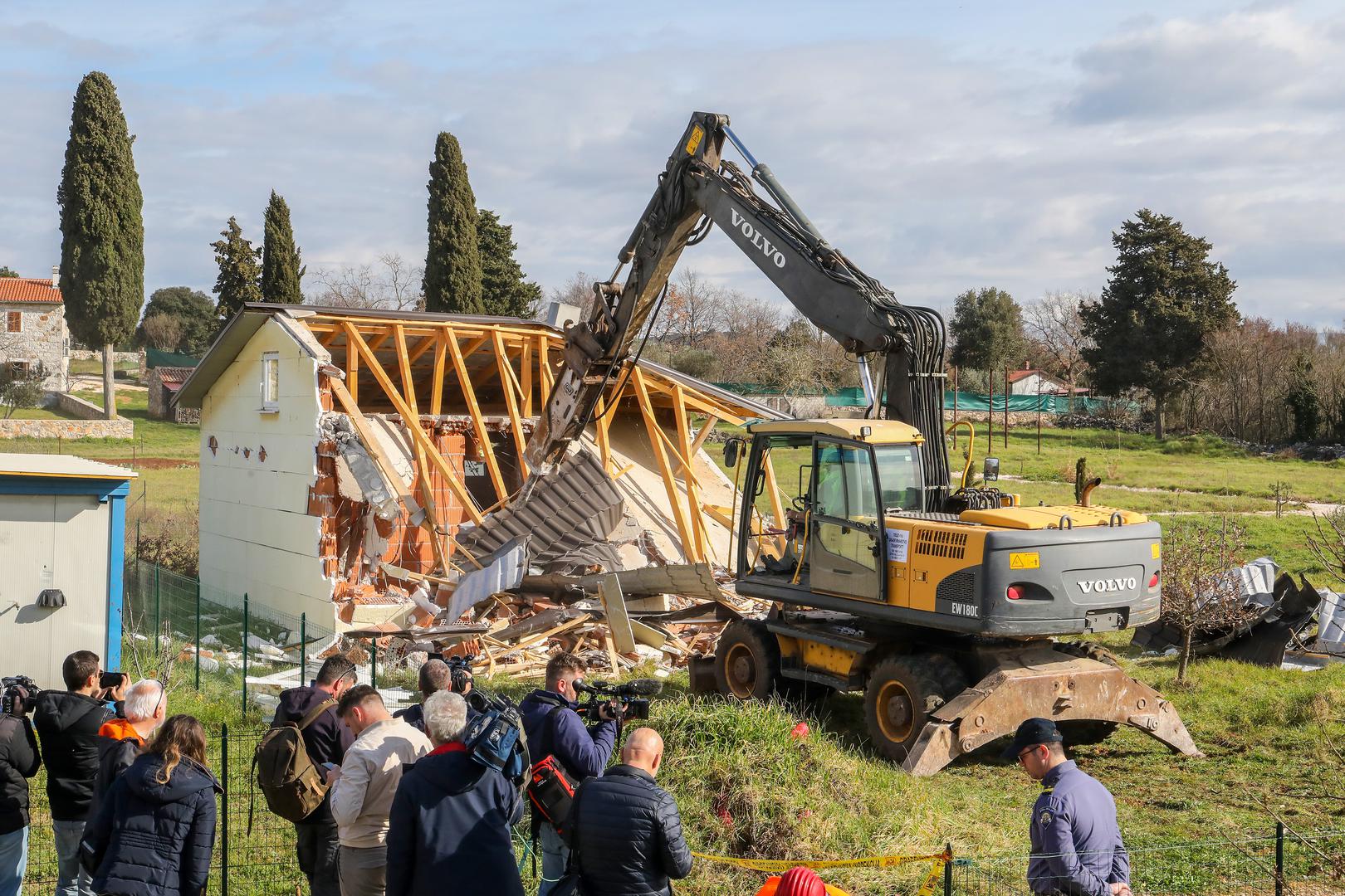 08.03.2023., Rovinj - Zapoceli radovi na uklanjanju nezakonito izgradjenih gradjevina na podrucju Istre. Prije rusenja glavni drzavni inspektor dr.sc. Andrija Mikulic dao je izjavu predstavnicima medija. Photo: Srecko Niketic/PIXSELL