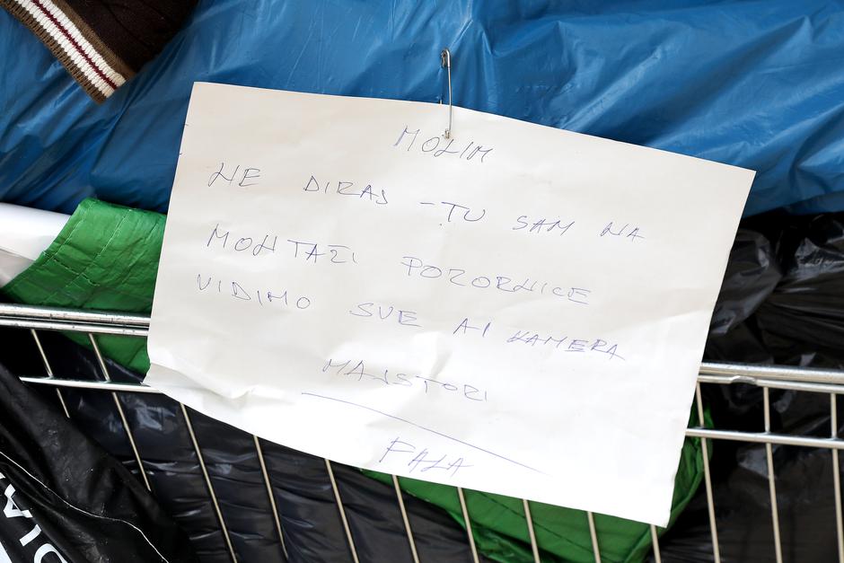 Zanimljiva poruka ostavljena na kolicima u centru Zagreba