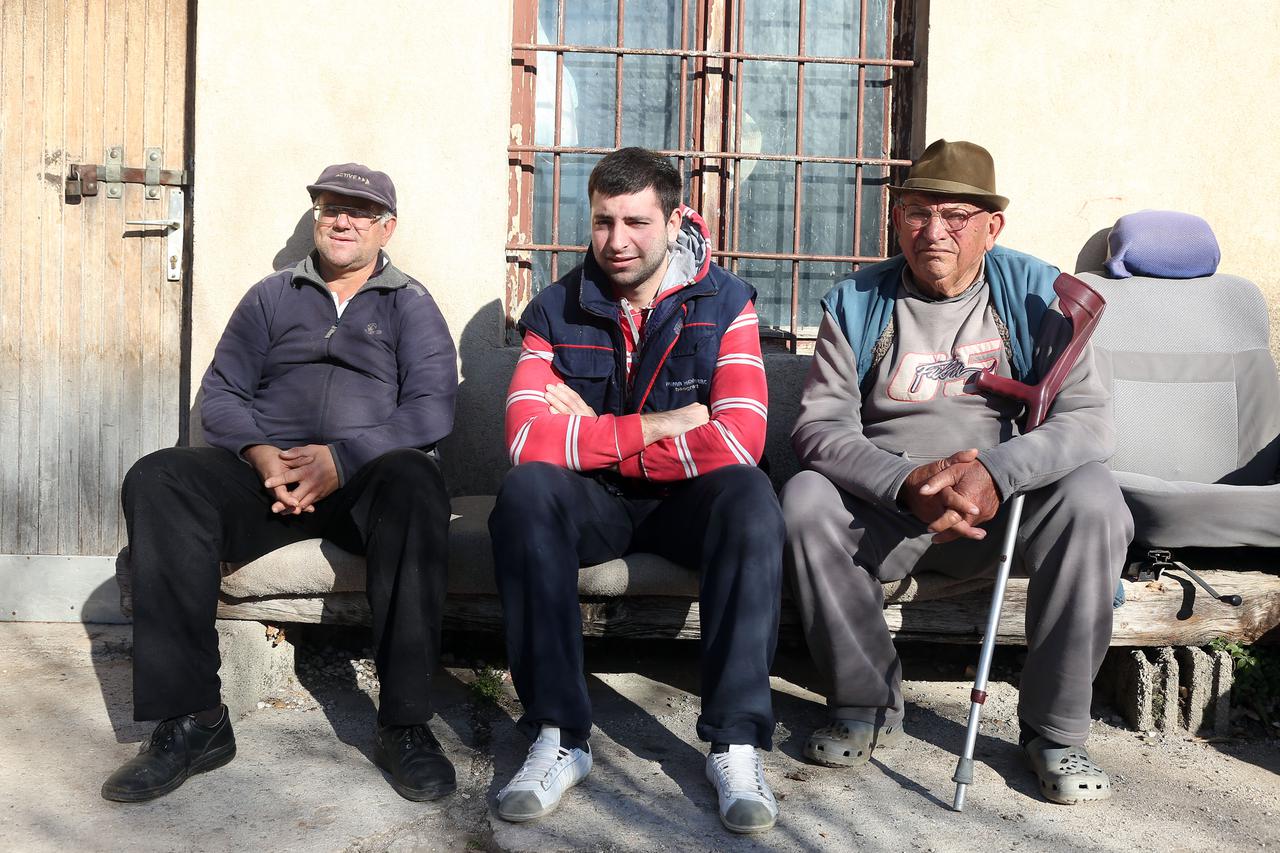 03.12.2015.,Knin, Razgovor sa gradjanima u Kninu i Raskovicima o politickom potezu Mirka Raskovica. Photo: Dusko Jaramaz/PIXSELL