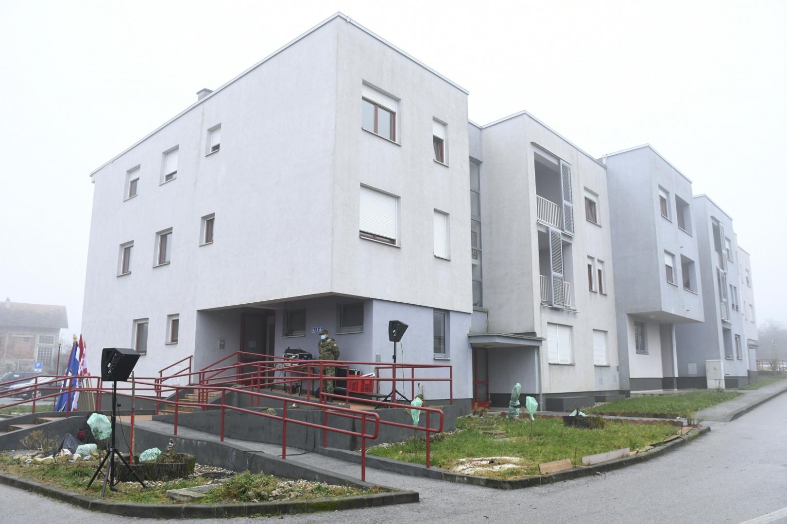 08.12.2020.,Petrinja - Ministar obrane Mario Banozic urucio je cetvorici pripadnika Hrvatske vojske ugovore o najmu stanova u Petrinji. Nazocili su  i nacelnik Glavnog stozera Oruzanih snaga RH admiral Robert Hranj, drzavni tajnik Sredisnjeg drzavnog ureda za obnovu Nikola Mazar, dozupan Roman Rosavec i zamjenica gradonacelnika Petrinje Viktorija Kaleb.Photo: Nikola Cutuk/PIXSELL