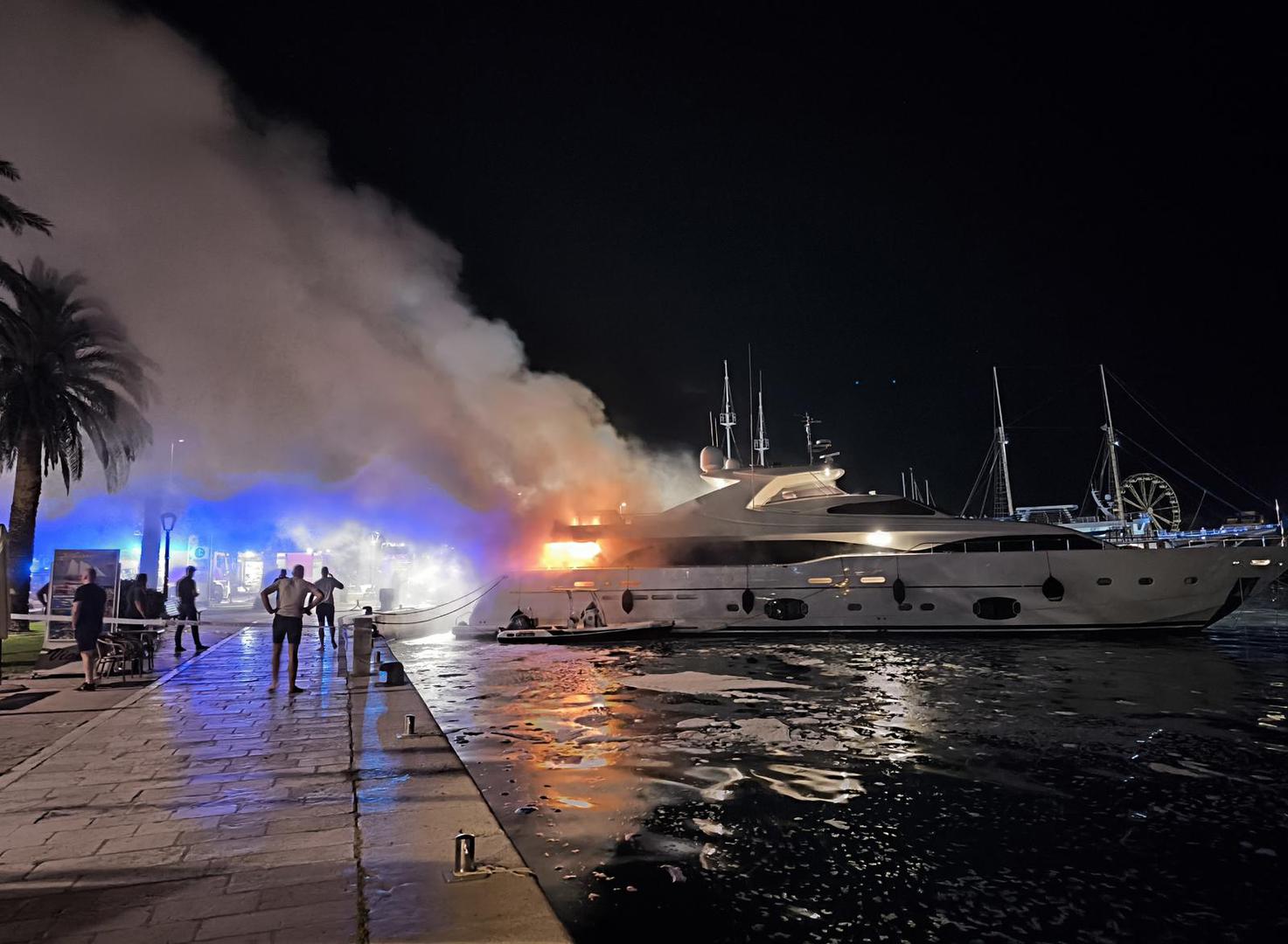 Lokalni portali javljaju da je u trenutku požara na jahti bilo troje ljudi