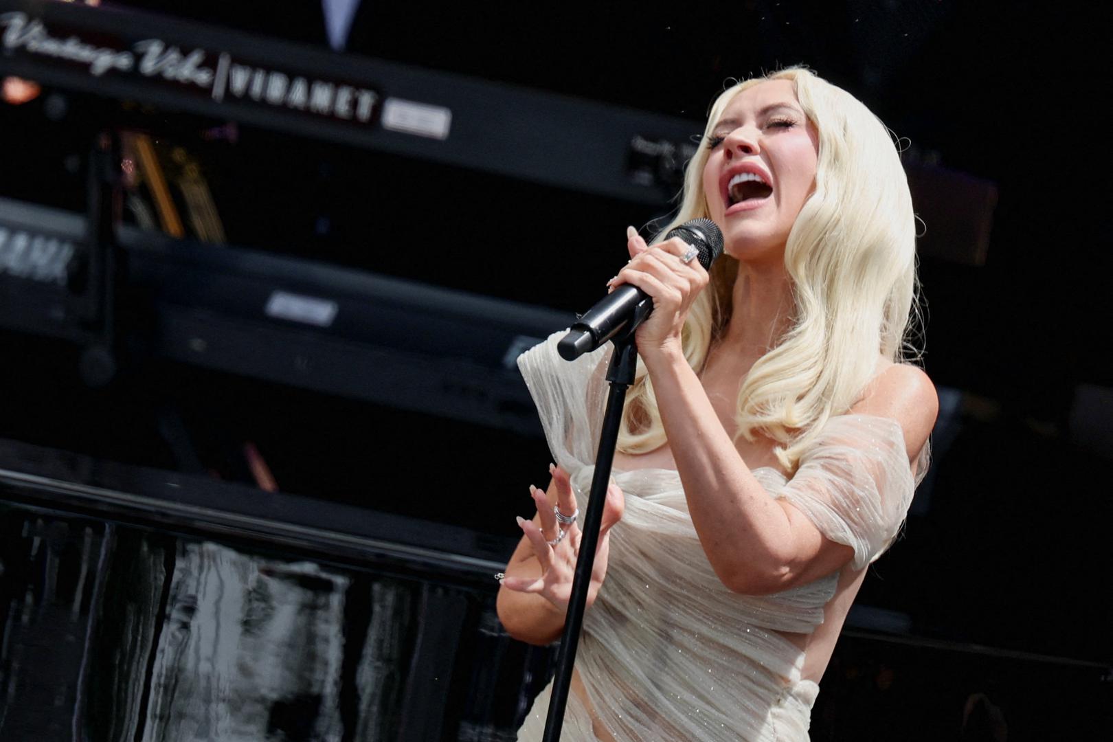 Krajem devedesetih, Christina Aguilera lansirana je u slavu kao pop princeza, no osjećala se zarobljeno u imidžu "dobre djevojke". Dok su je mediji neprestano uspoređivali s Britney Spears, ona je pripremala pobunu. 