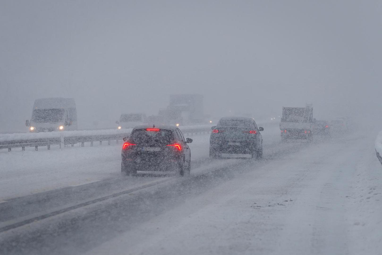 Prema podacima Državnog hidrometeorološkog zavoda (DHMZ), jutros u 7 sati na postaji Zavižan izmjereno je 58 centimetara snijega, a na postaji NP Plitvička jezera 23 centimetra, kao i u Gospiću. Gračac je imao 12 centimetara snijega, a Crni Lug i Delnice po 11 centimetara. 
