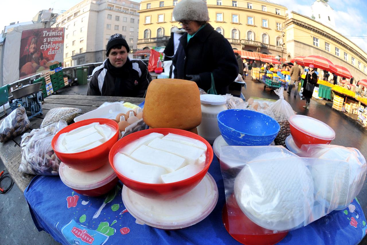 20.12.2010., trznica Dolac, Zagreb - Kumicama na trznicama od 01.01.2011. stupa na snagu novi zakon o hrani i pravilniku o higijeni trznice. Mlijecni proizvodi moci ce se prodavati samo u zatvorenim vitrinama, u kojima je temperatura od cetiri do osam stu