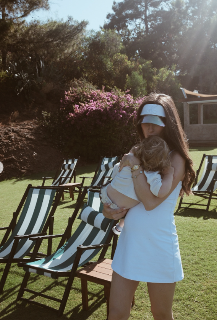 Na društvenim mrežama, gdje je poznata po aktivnom profilu i modnim objavama, vješto je prikrivala trudnoću. 