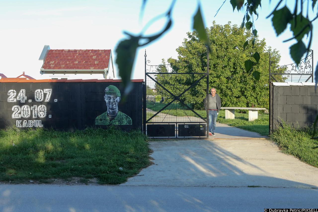 Vinkovci: Uklonjen natpis vandala koji je osvanuo na muralu Josipu Briškom
