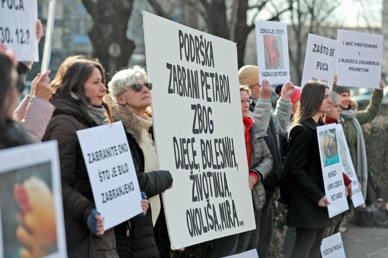 Prijatelji životinja okupili se ispred MUP-a i traže potpunu zabranu petardi