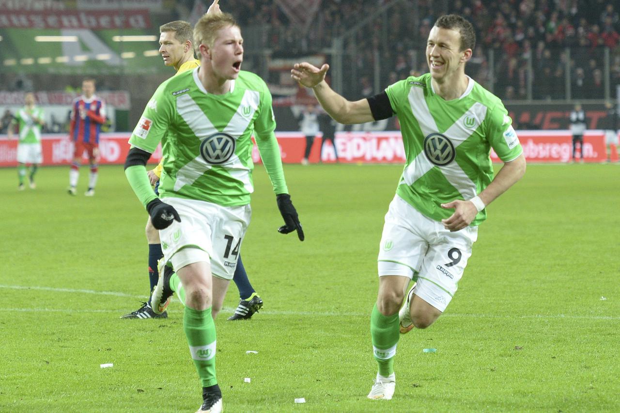 VfL Wolfsburg's Kevin De Bruyne celebrate with his team mate Ivan Perisic (R) after scoring the fourth goal against Bayern Munich during their German first division Bundesliga soccer match in Wolfsburg January 30, 2015.      REUTERS/Fabian Bimmer (GERMANY