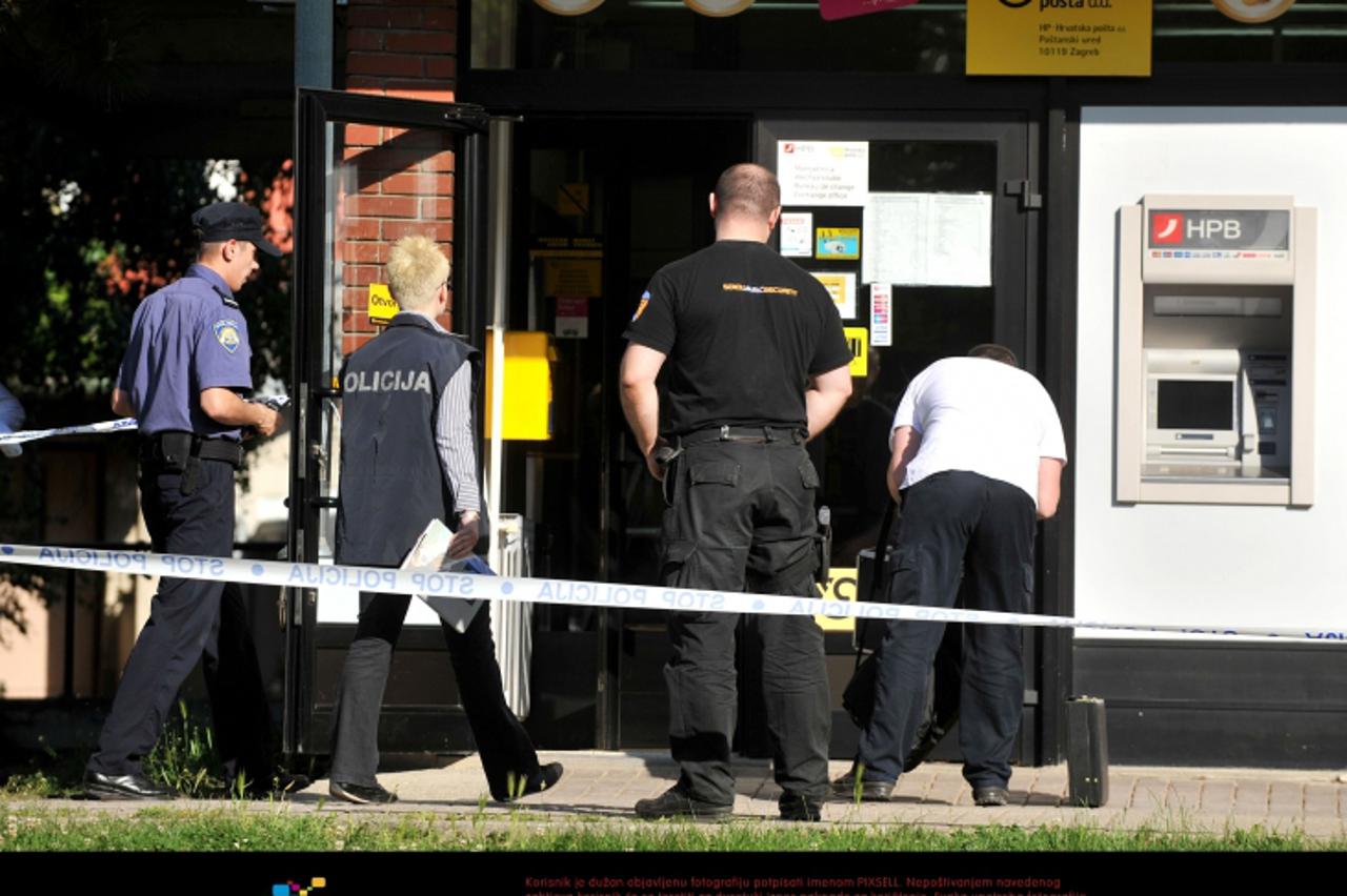 \'11.05.2011., Zagreb - Pljacka Poste u u ulici Hrgovici 38 u naselju Jarun. Ocevid je u tijeku.  Photo: Marko Lukunic/PIXSELL\'