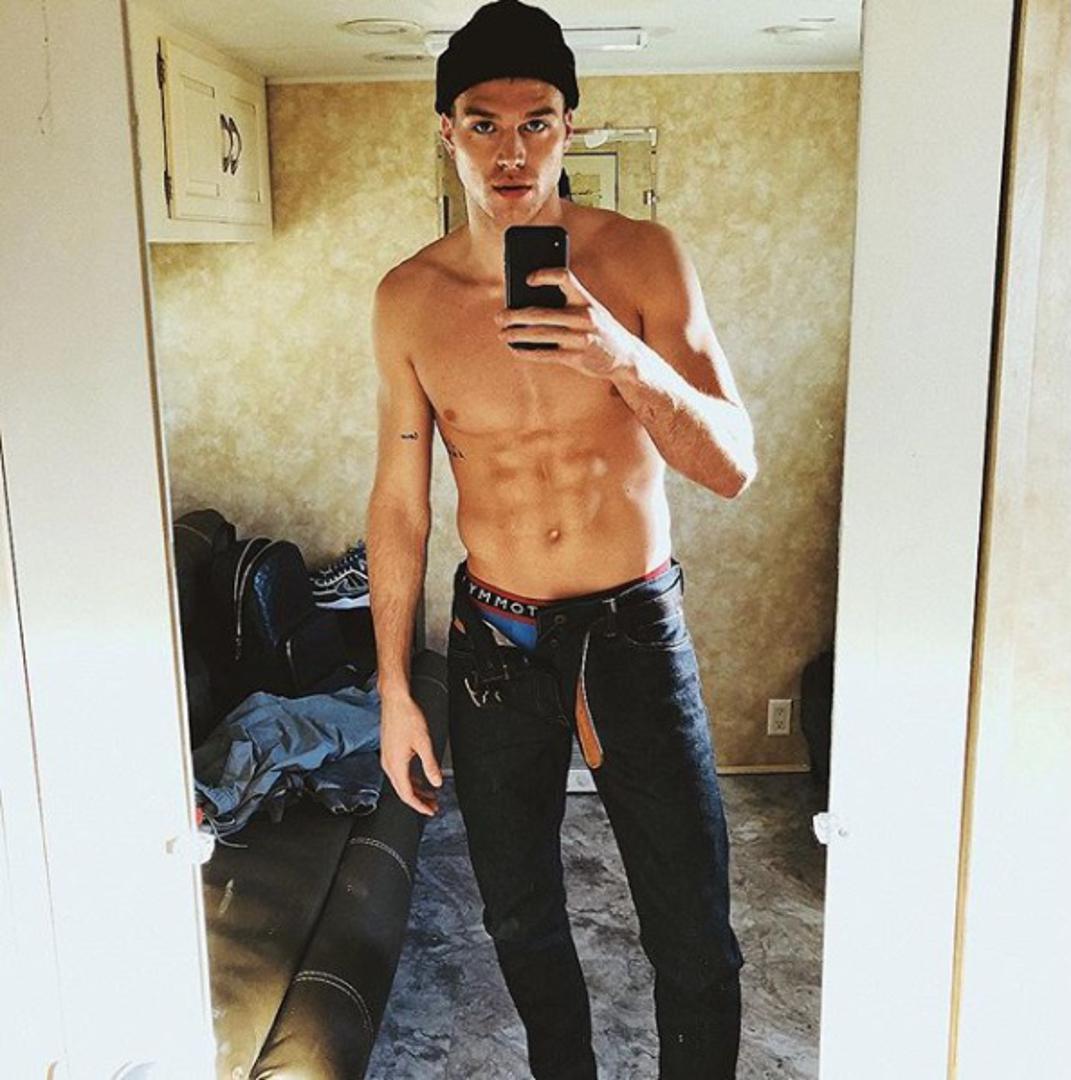 Maneken poljskih, irskih, švedskih i španjolskih korijena, 25-godišnjak, rođen je u američkom gradu Pittsburghu.