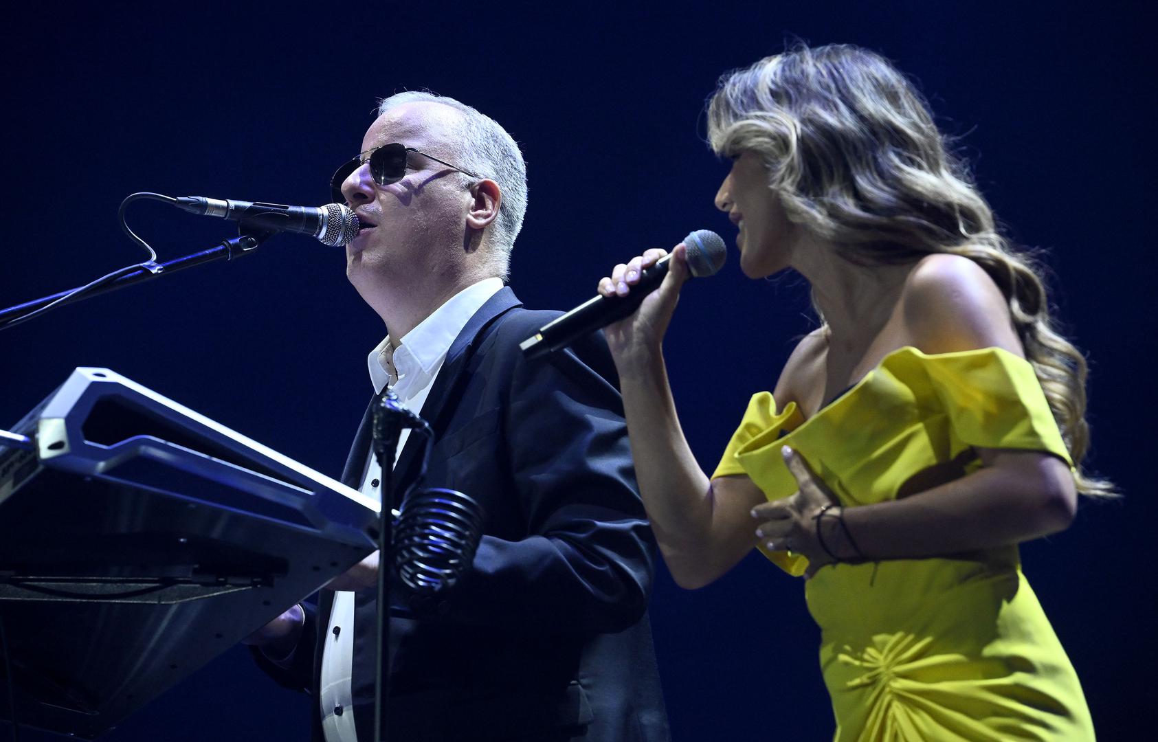 "Hvala ti, Sale, što imam ovu jedinstvenu priliku, da zajedno ostavimo jedan trag u vremenu. Počašćena sam, velika mi je čast što mogu pjevati s tobom i osjetiti ljubav svih vas večeras", poručila je Jovana. 