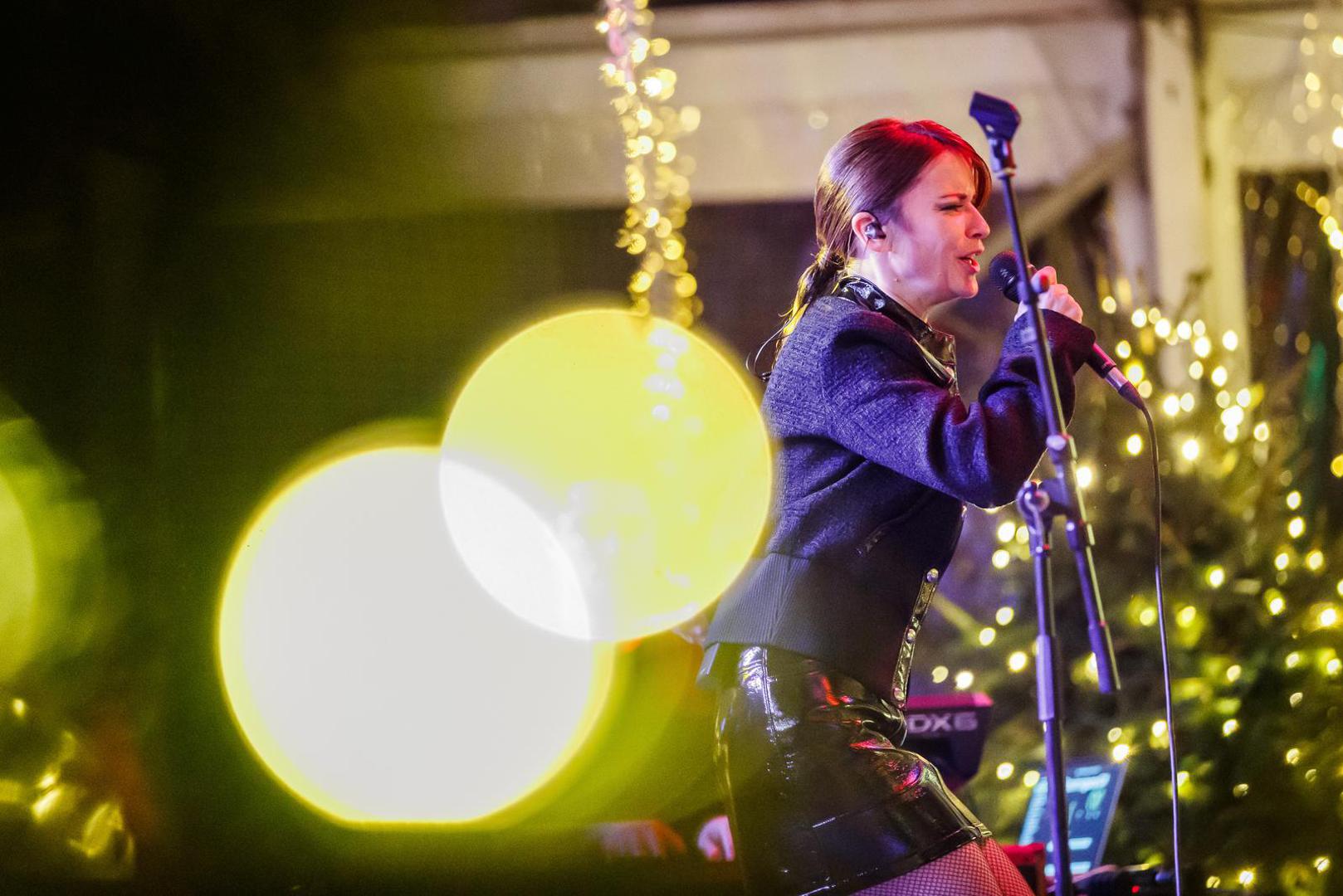 U prosinac smo ušli i kalendarski i vremenski, a s tim i u vrijeme Adventa. Božić nam je za četiri tjedna, a diljem Hrvatske krenuli su i božićni sajmovi, na kojima osim brojnih gastro delicija, ima i obilje zabave. Kroz ovih nekoliko tjedana publiku će zabavljati brojna poznata imena, a događanja u gradovima otvorili su ovu glazbenici. 