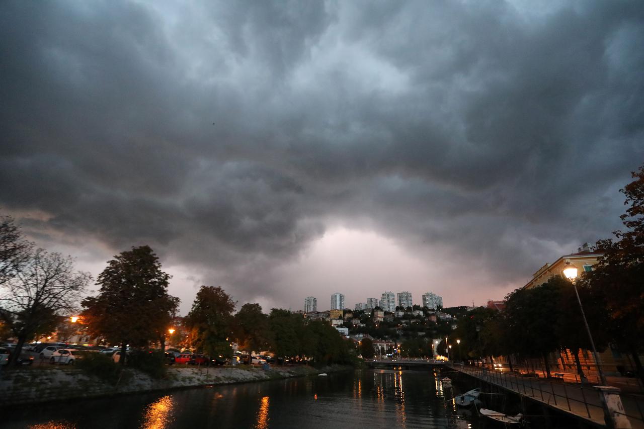 Rijeka: Kišni oblaci nad gradom
