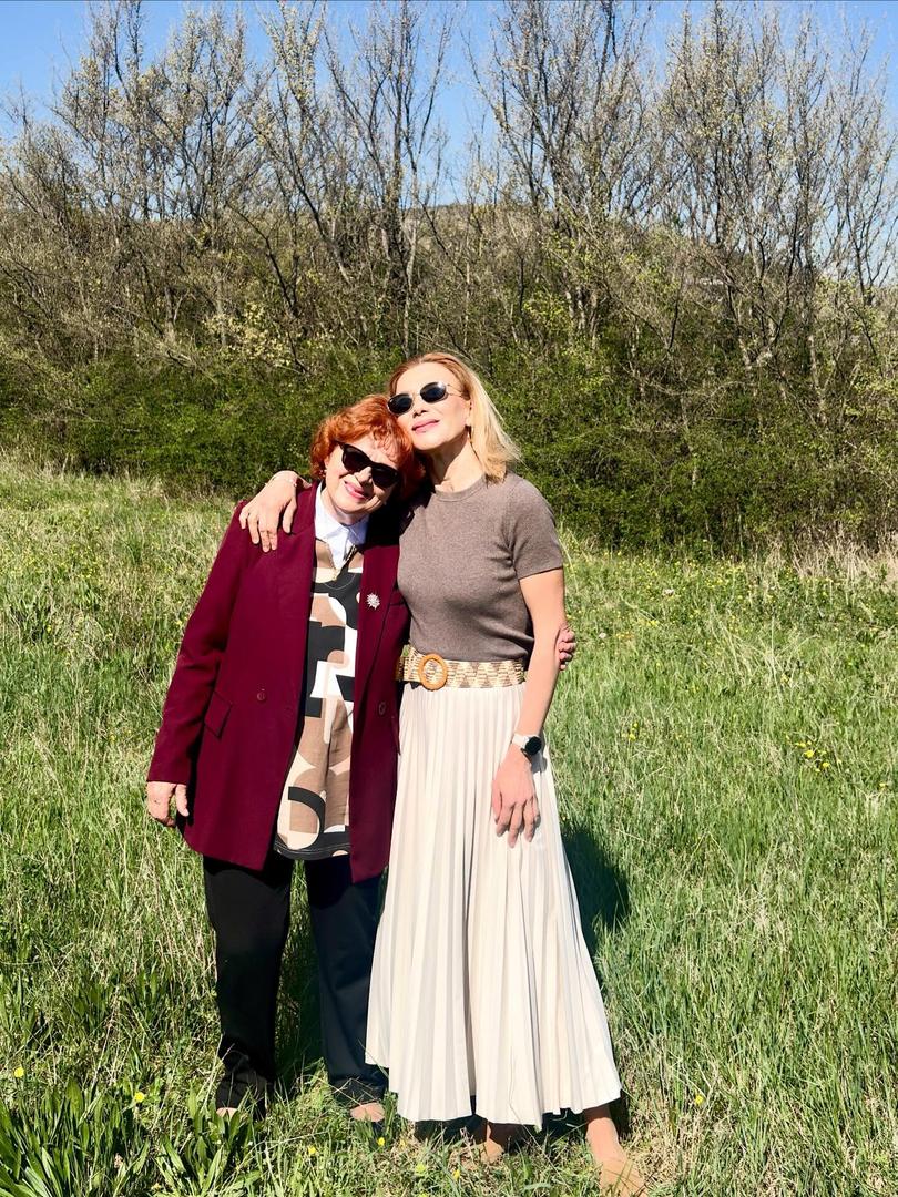 Glumica Ecija Ojdanić, poznata po ulozi u seriji Kumovi, raznježila je svoje pratitelje na društvenim mrežama podijelivši seriju fotografija s majkom s kojom je provela miran tjedan na selu.