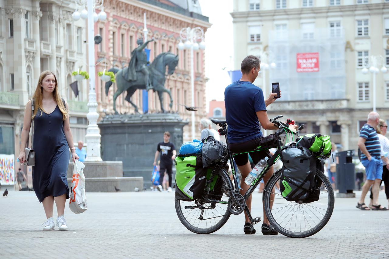 Biciklist na proputovanju zastao na glavnom Trgu u Zagrebu