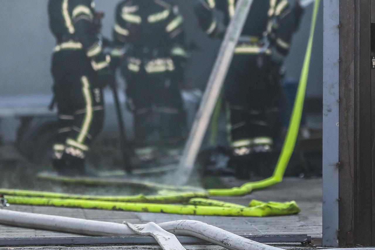 Zagreb: Vatrogasci gase manji požar koji je izbio na krovištu u Ilici 253