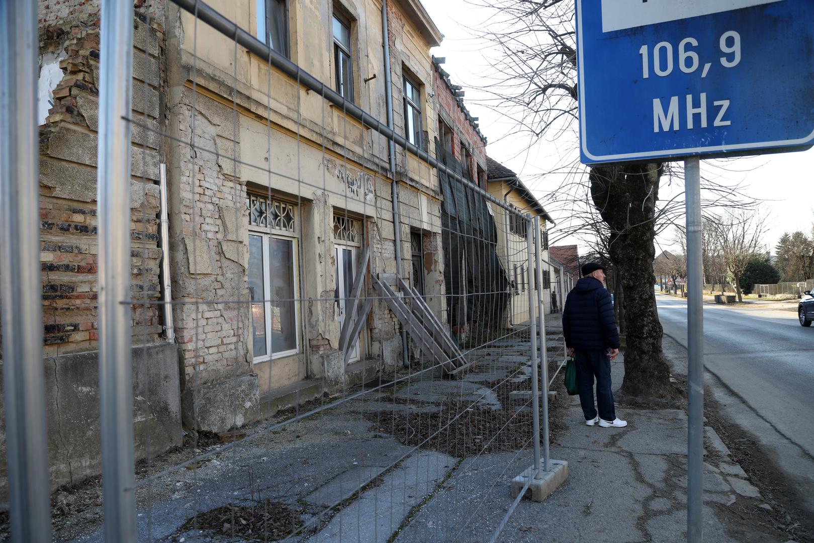 Nakon prvog snažnijeg potresa 28. prosinca, uslijedio je niz naknadnih podrhtavanja.