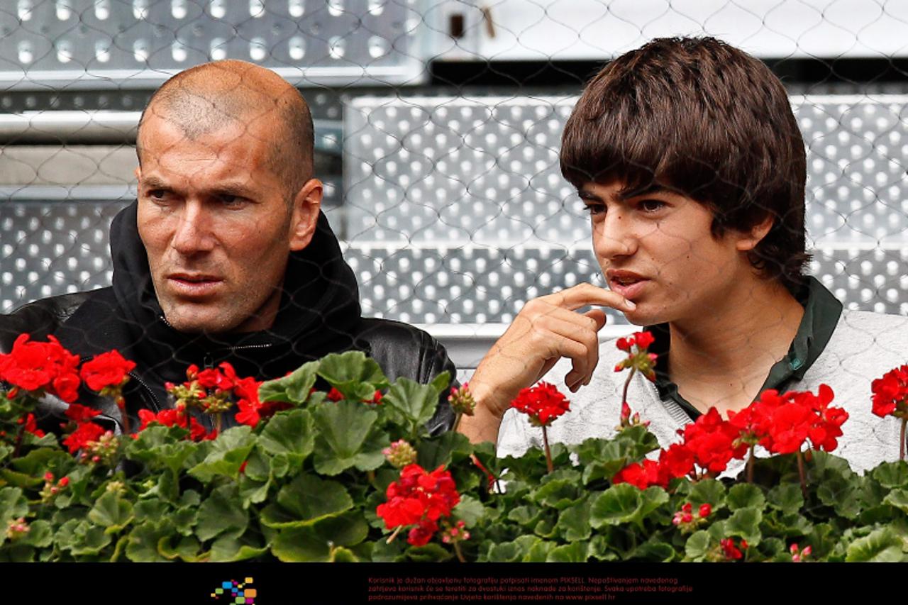 'Zinedine Zidane (l) and his Son Enzo Zidane during Tennis Madrid Open match, May 5,2010..Foto nph / cid *** Local Caption *** Fotos sind ohne vorherigen schriftliche Zustimmung ausschliesslich f?r re