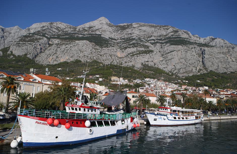 Makarska, turistički grad podno Biokova
