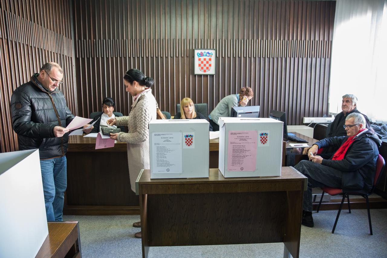 08.03.2015., Dubrovnik - Gradjani glasuju na izvanrednim izborima za gradonacelnika i Gradsko vijece. Photo: Grgo Jelavic/PIXSELL