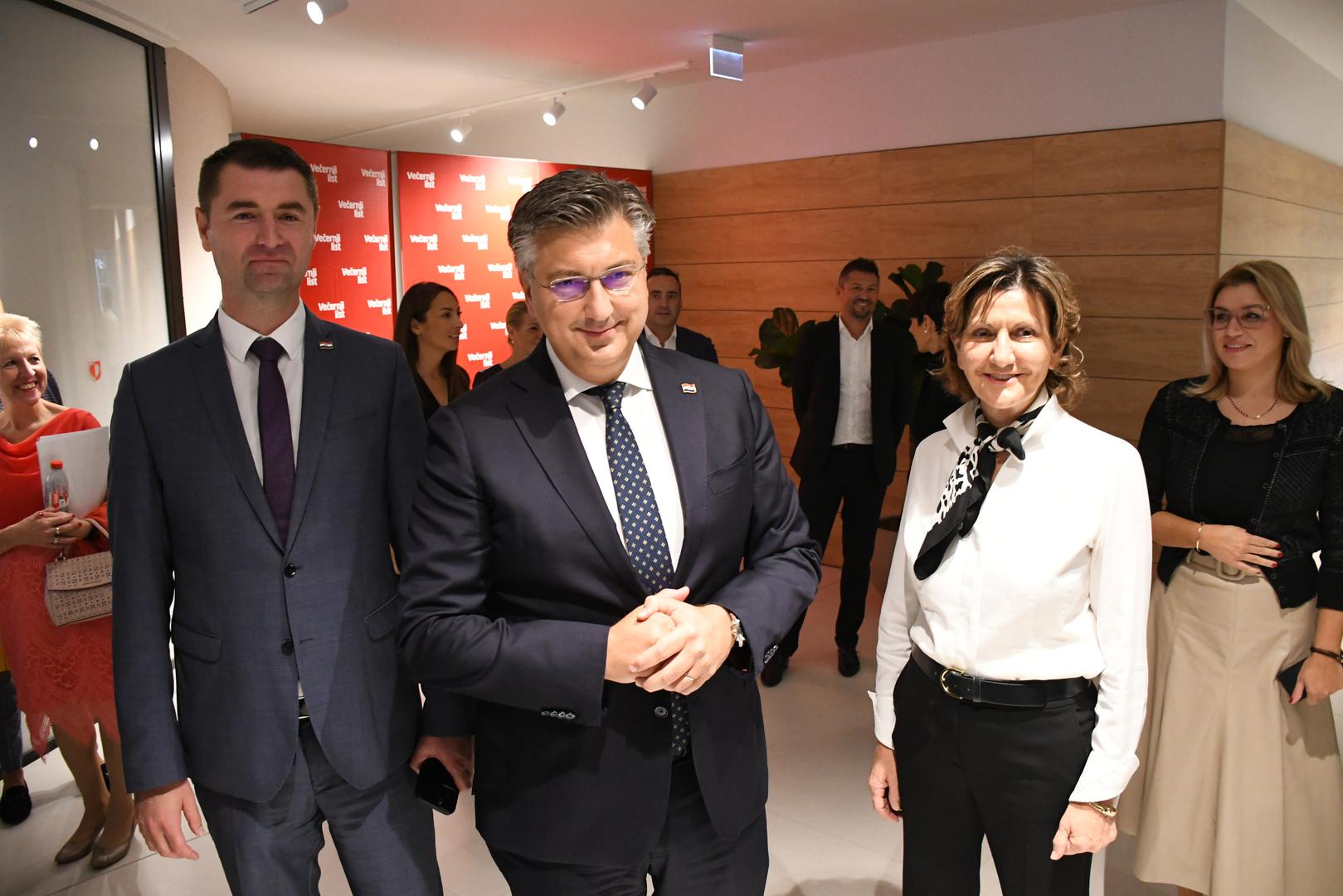 03.10.2023., Koprivnica - U sjedistu Podravke u Ulici Ante Starcevica odrzana je konferencija "Hrvatska kakvu trebamo" u organizaciji Vecernjeg lista. Ovogodisnja konferencija pod nazivom "Izazovna vremena i zenska snaga" posvecena je zenskom leadershipu te odgovara na pitanja mogu li zene na liderskim pozicijama bolje odgovoriti na krizu i izazove te u jesu li krizna vremena prilika za probijanje magicnog staklenog stropa za zene u biznisu. ministar gospodarstva i odrzivog razvoja Davor Filipovic, predsjednik Vlade RH Andrej Plenkovic, predsjednica Uprave Podravke Martina Dalic Photo: Damir Spehar/PIXSELL