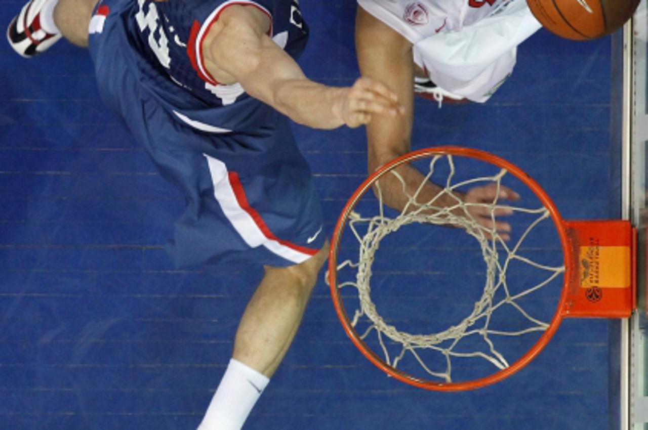 '24.02.2010., Zagreb - Kosarkasku utakmicu 4. kola Eurolige TOP16 u Kosarkaskom centru Drazen Petrovic odigrali su Cibona i Olympiacos. Ioannis Bourousis i Leon Radosevic.  Photo: Igor Kralj/PIXSELL'